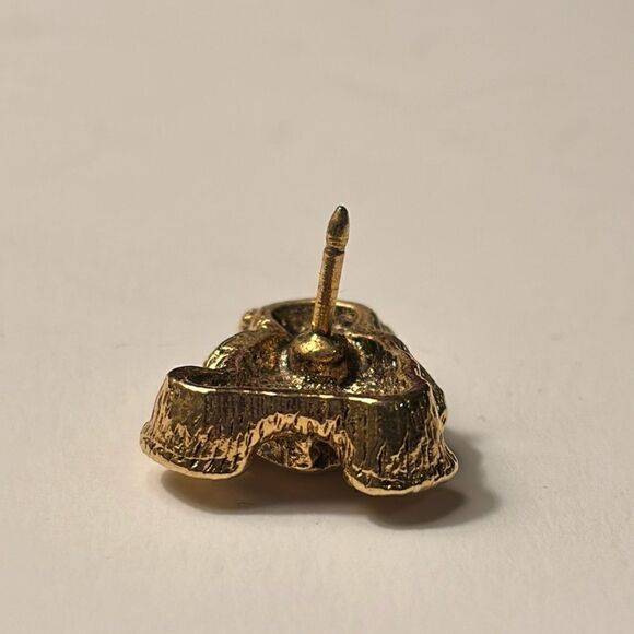 Vintage CAMCO Gold Tone Teddy Bear Holding Heart with Green Stone Pin - Picture 3 of 7